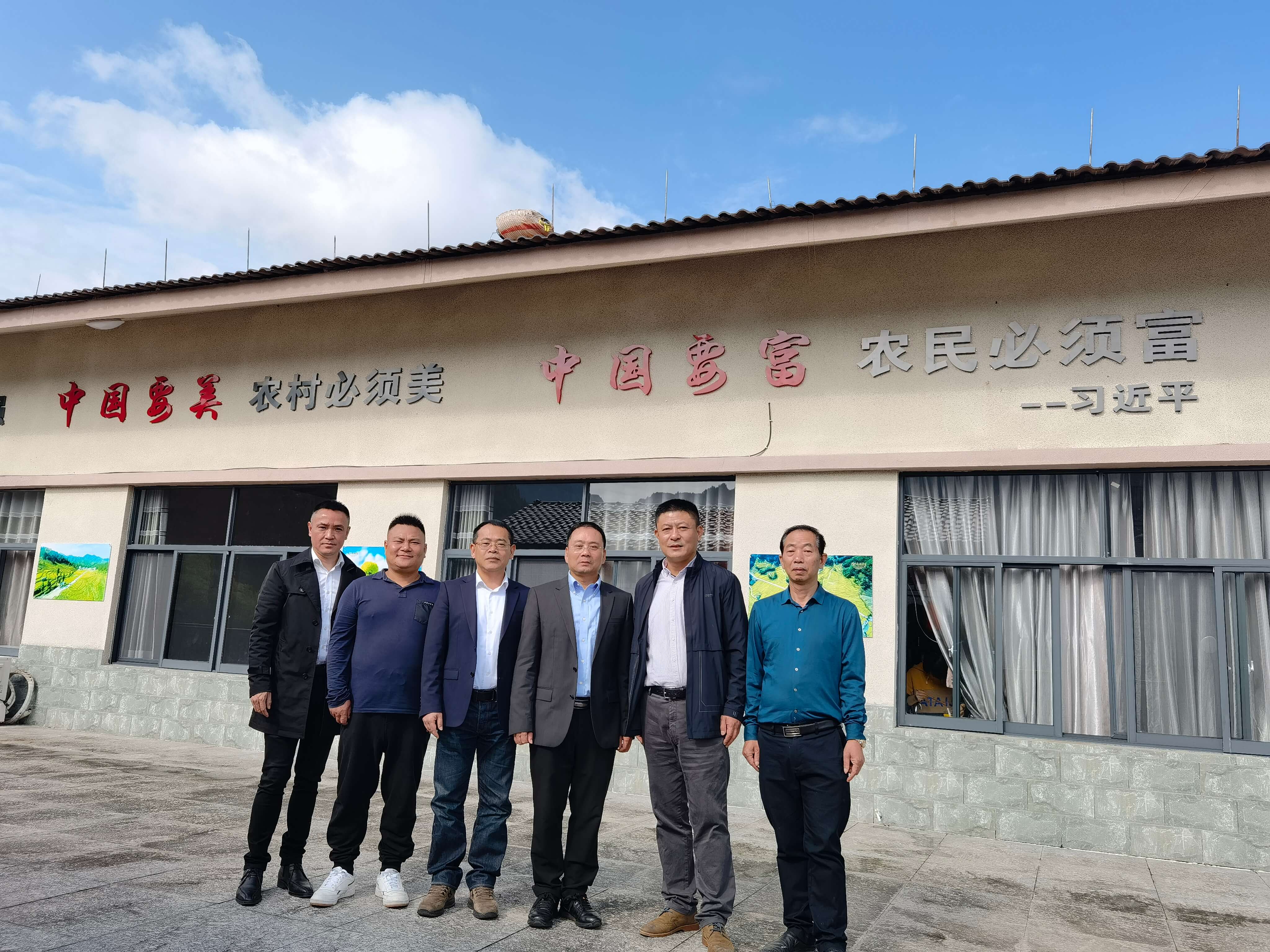 原青田縣常委副縣長陳海民，原青田農(nóng)業(yè)局局長王建鋒在基地指導(dǎo)工作